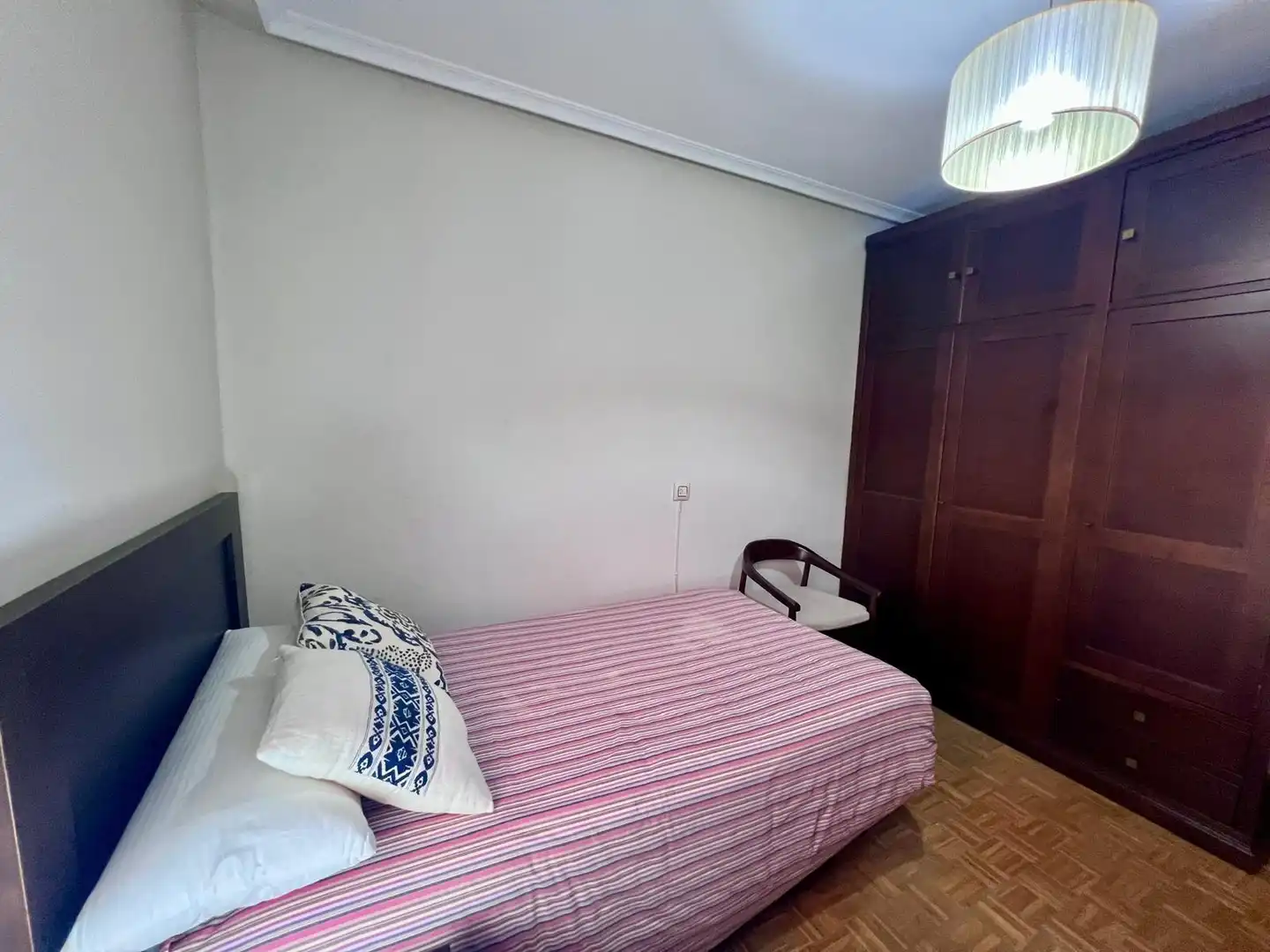 Dormitori de Casa o xalet en venda en Oviedo  amb Calefacció i Traster