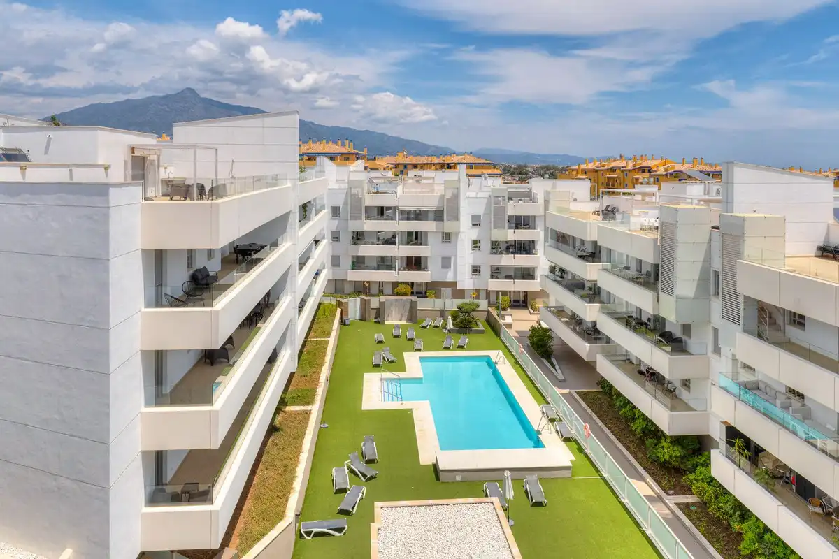 Vista exterior de Àtic en venda en Marbella amb Aire condicionat, Terrassa i Moblat