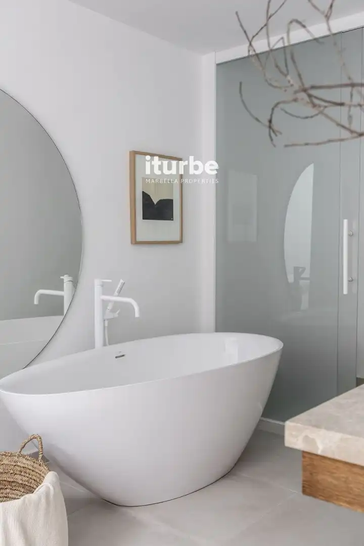 Baño de Casa adosada de alquiler en Marbella con Aire acondicionado, Terraza y Piscina