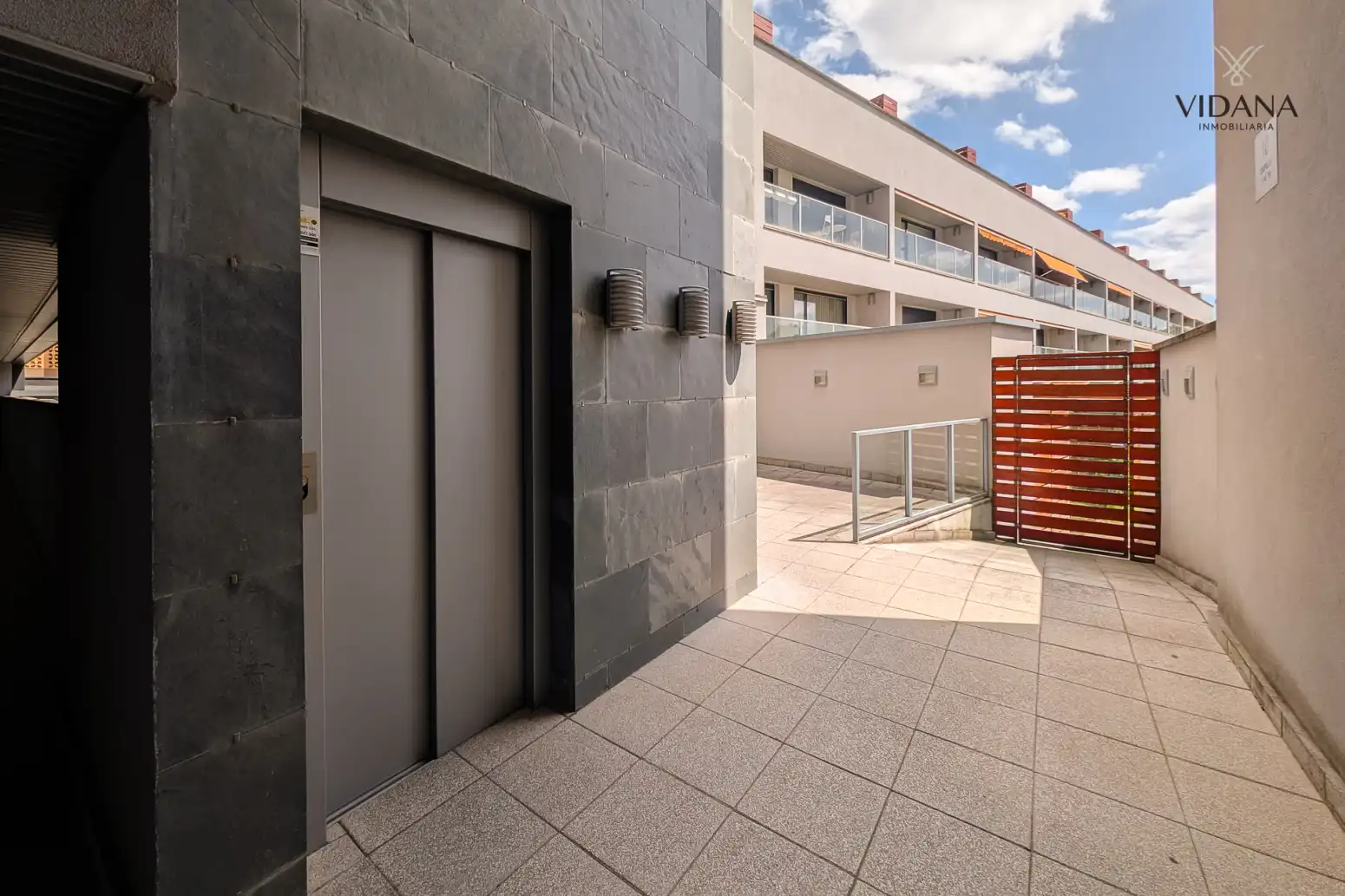 Vista exterior de Ático en venta en  Pamplona / Iruña con Calefacción, Jardín privado y Parquet