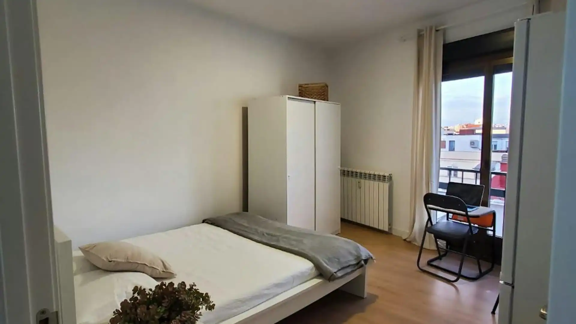 Bedroom of Flat for rent in  Madrid Capital  with Air Conditioner, Heating and Washing machine