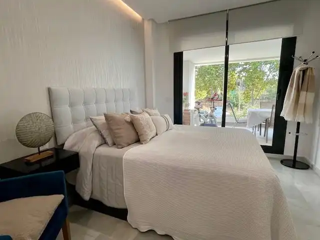 Dormitori de Apartament en venda en Marbella amb Aire condicionat, Calefacció i Jardí privat