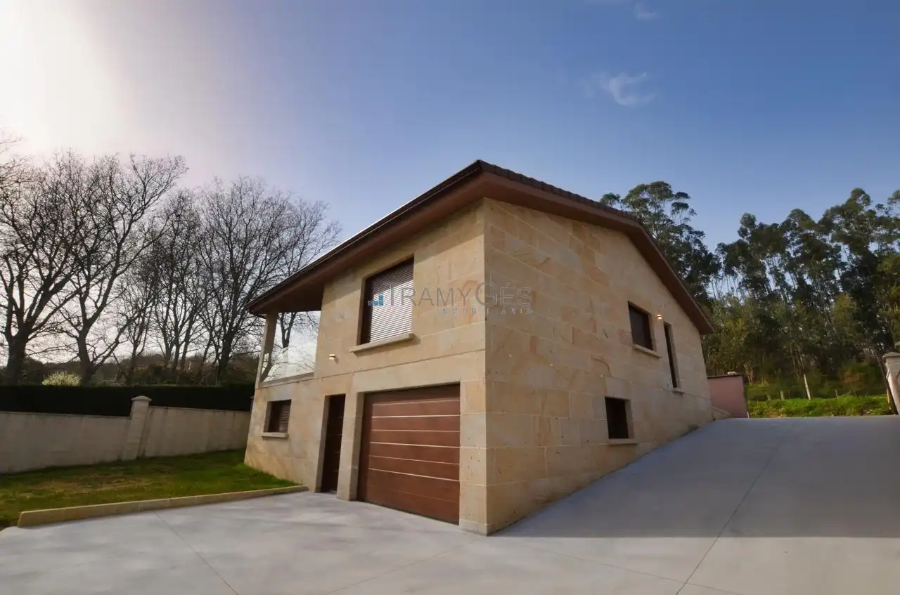 Vista exterior de Casa o xalet en venda en Tomiño amb Calefacció, Jardí privat i Terrassa