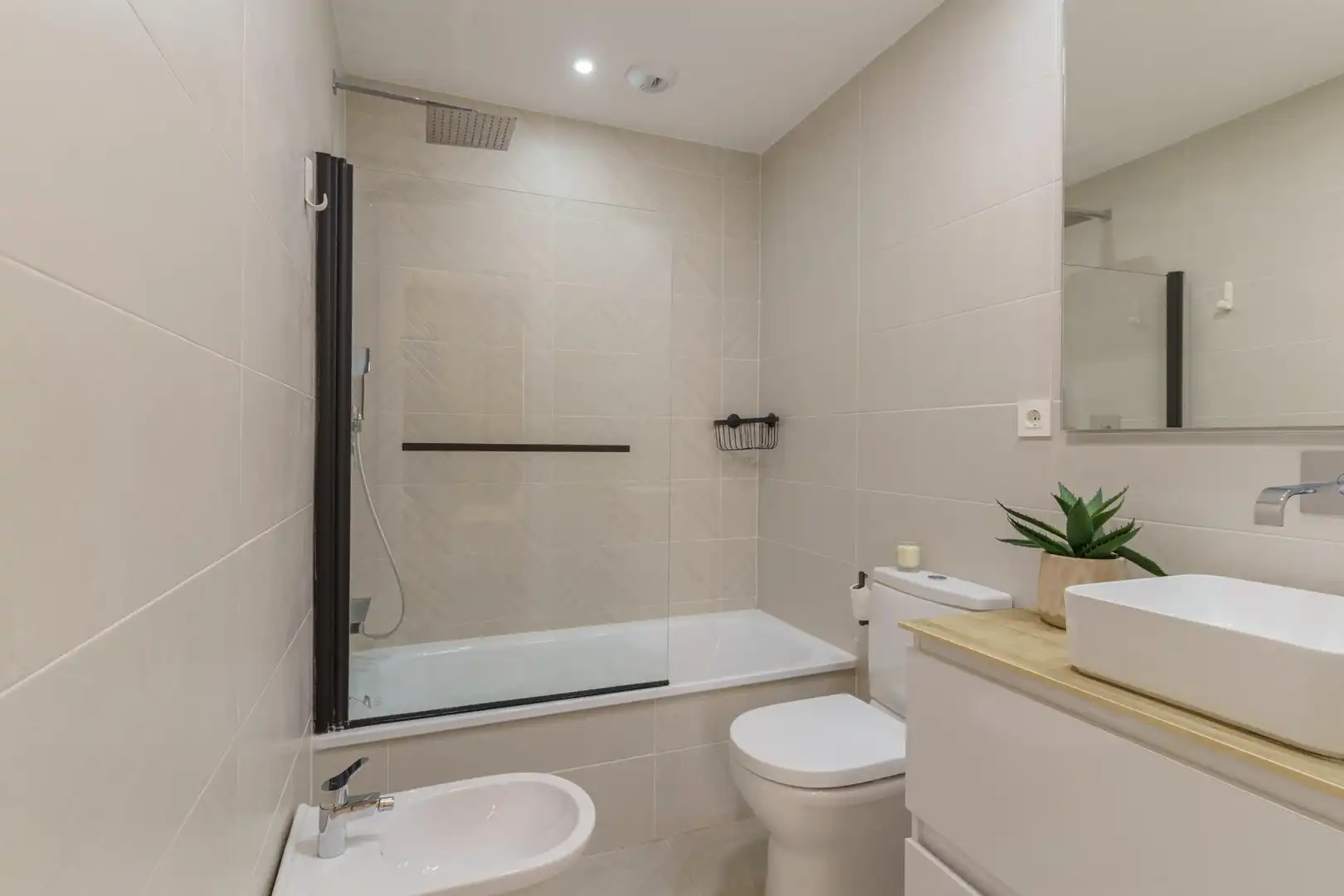 Baño de Piso de alquiler en Motril con Aire acondicionado, Terraza y Trastero