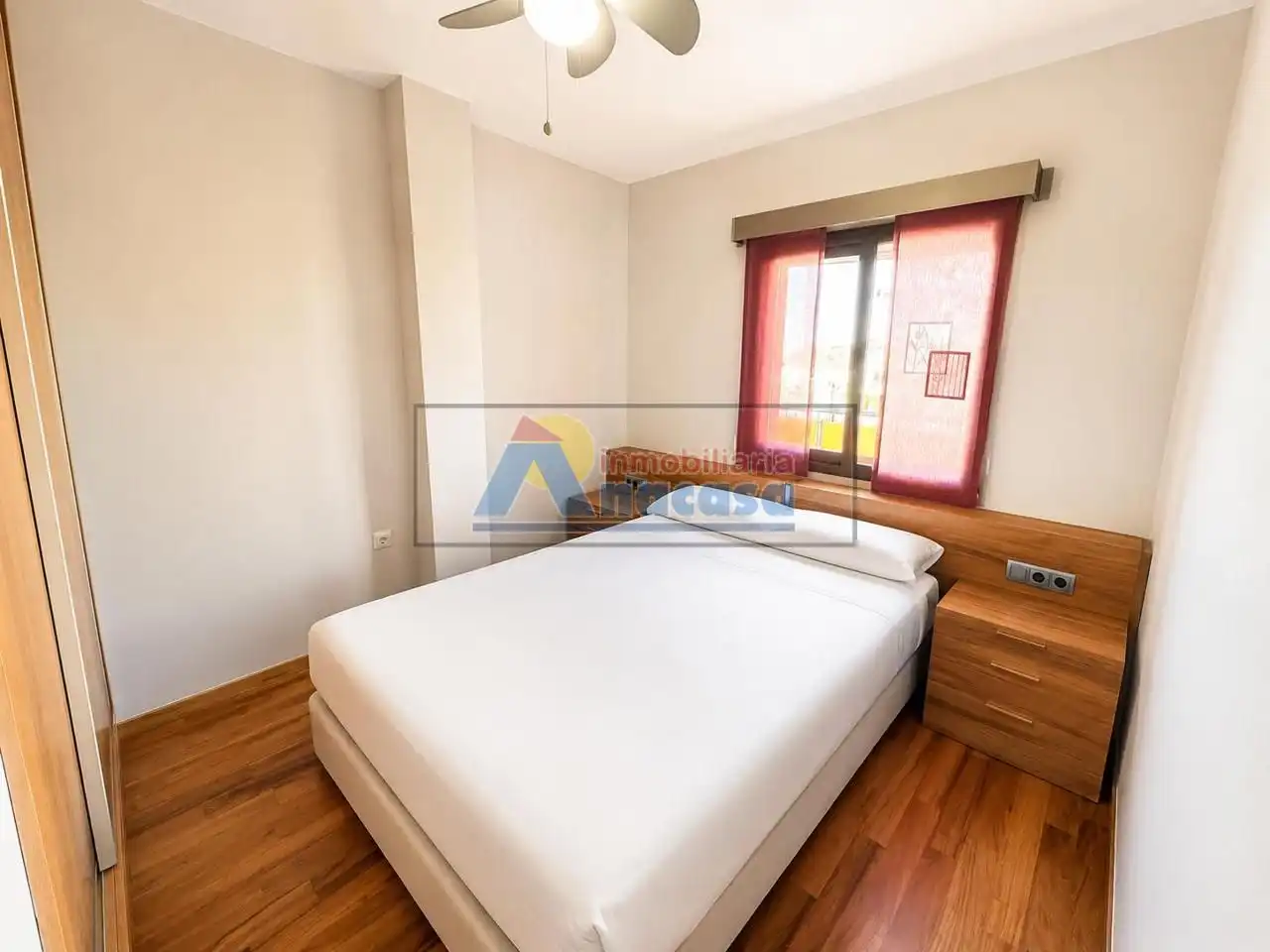 Schlafzimmer von Dachboden zum Verkauf in Oliva mit Klimaanlage, Terrasse und Möbliert