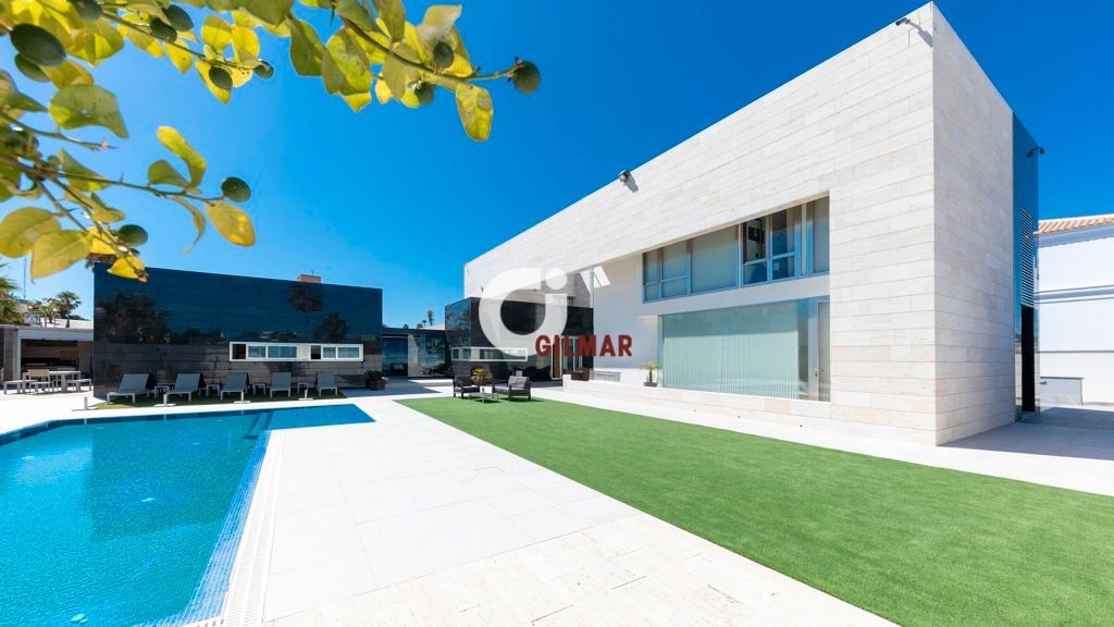 Vista exterior de Casa o xalet en venda en Conil de la Frontera amb Aire condicionat, Jardí privat i Terrassa