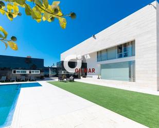 Vista exterior de Casa o xalet en venda en Conil de la Frontera amb Aire condicionat, Jardí privat i Terrassa