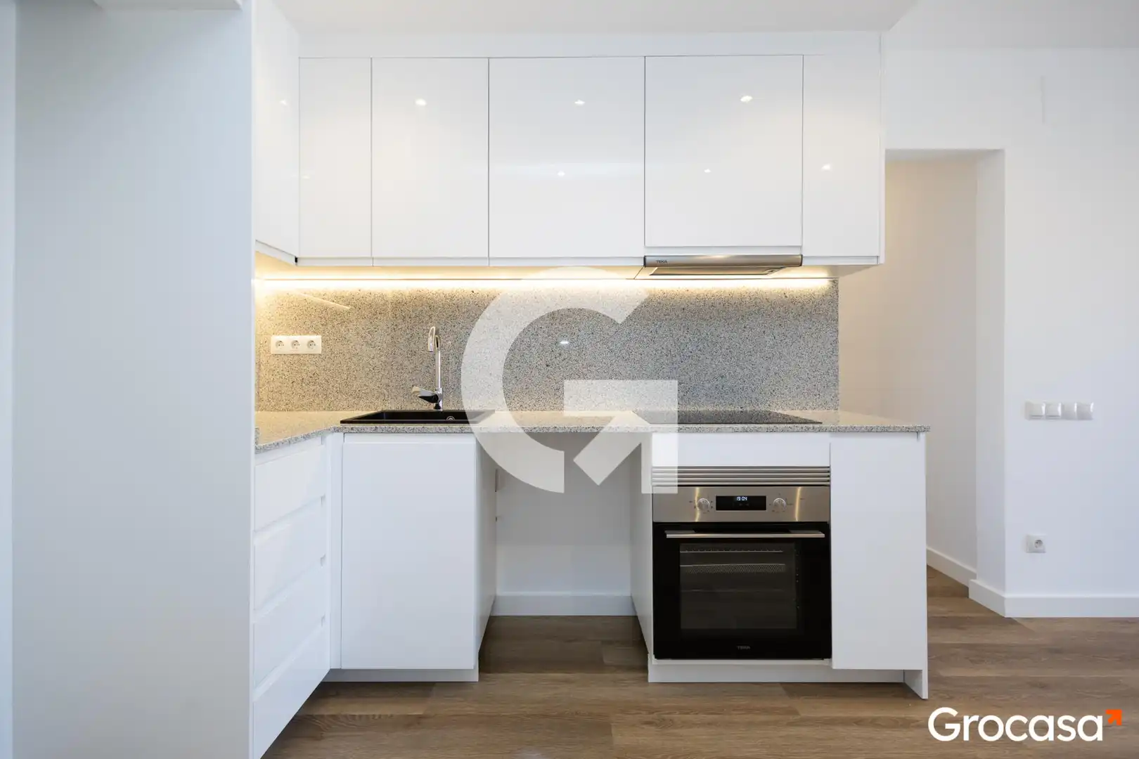 Kitchen of Flat for sale in Sant Vicenç Dels Horts  with Air Conditioner, Heating and Oven