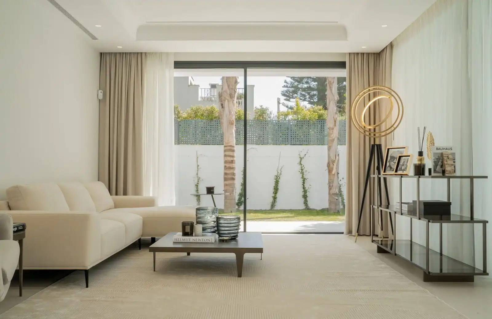 Sala de estar de Casa o chalet en venta en Marbella con Aire acondicionado, Calefacción y Jardín privado