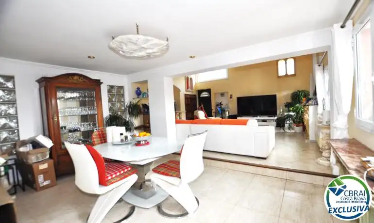 Wohnzimmer von Einfamilien-Reihenhaus zum Verkauf in Roses mit Heizung