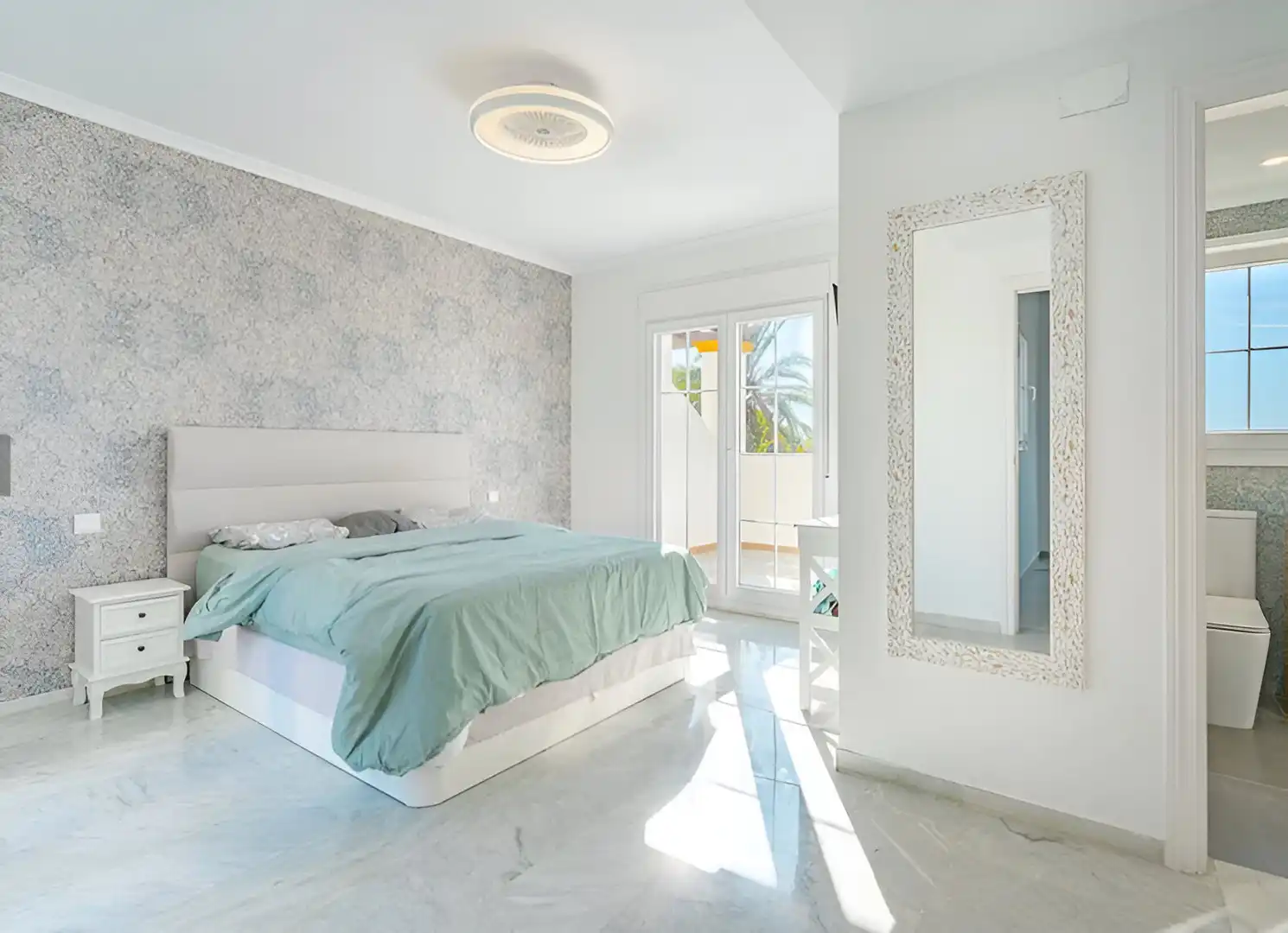Dormitori de Casa adosada en venda en Estepona amb Aire condicionat, Jardí privat i Terrassa