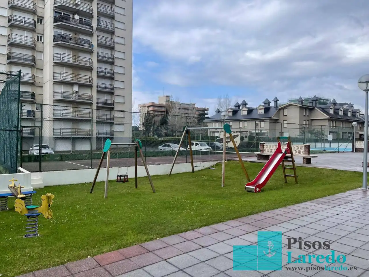 Aparcament de Pis en venda en Laredo amb Calefacció, Terrassa i Piscina comunitària