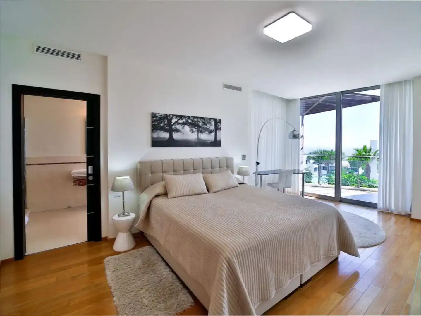Dormitori de Casa o xalet de lloguer en Marbella amb Aire condicionat, Piscina i Balcó