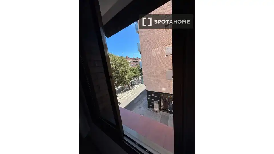 Vista exterior de Pis per a compartir en Montcada i Reixac amb Aire condicionat, Calefacció i Moblat
