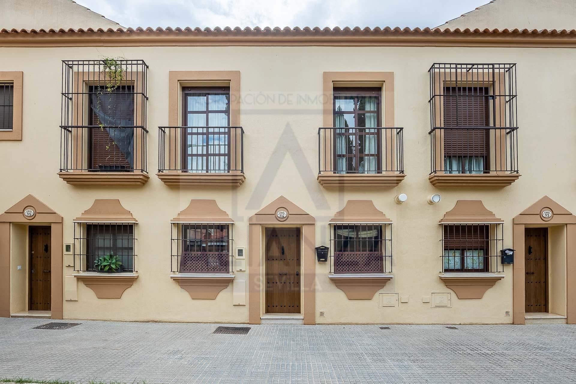 Vista exterior de Casa adosada en venda en La Rinconada amb Aire condicionat, Jardí privat i Terrassa