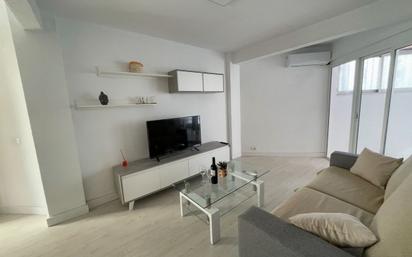 Sala d'estar de Apartament en venda en Benidorm amb Aire condicionat, Terrassa i Piscina comunitària