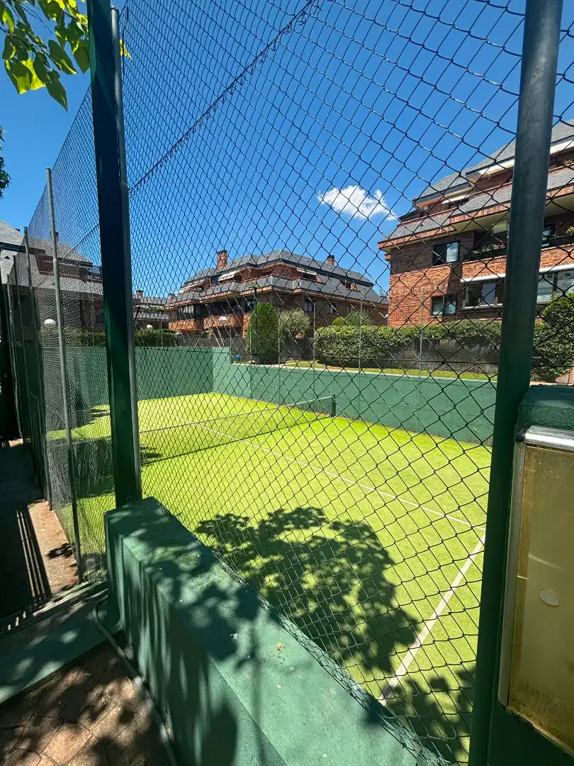 Jardín de Planta baja en venta en Las Rozas de Madrid con Calefacción, Trastero y Piscina comunitaria