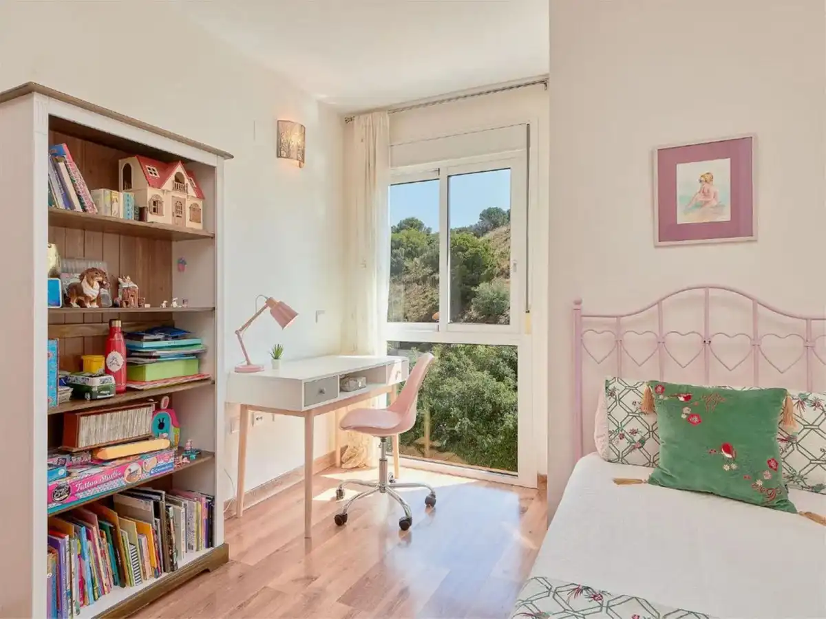 Schlafzimmer von Einfamilien-Reihenhaus zum Verkauf in Benalmádena mit Klimaanlage, Heizung und Privatgarten