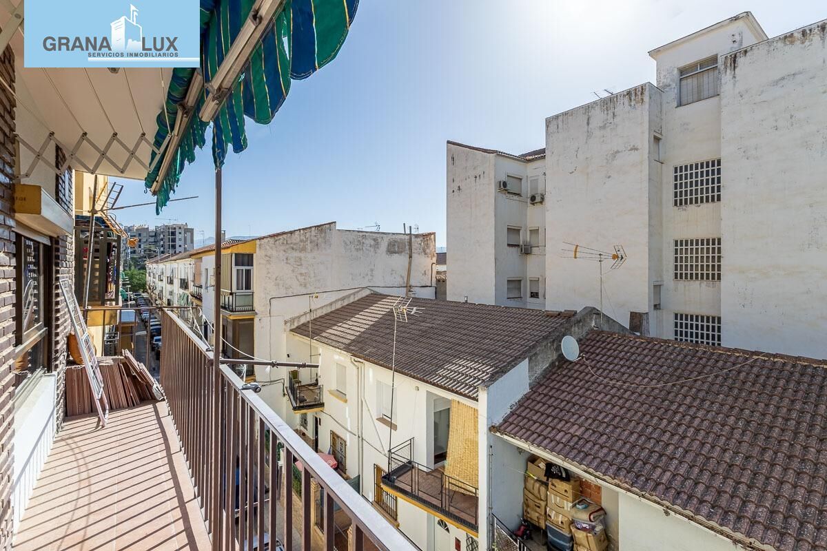 Exterior view of Flat for sale in  Granada Capital