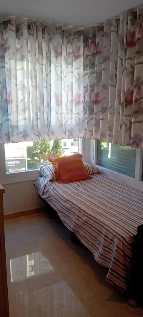 Dormitori de Apartament en venda en Benidorm amb Jardí privat, Terrassa i Piscina comunitària