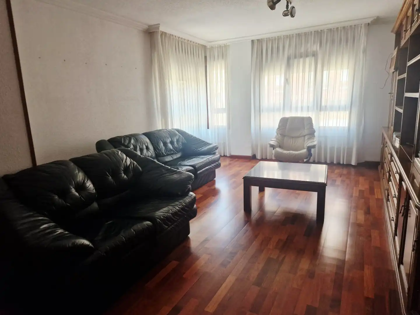 Sala d'estar de Pis en venda en Avilés amb Calefacció, Jardí privat i Parquet