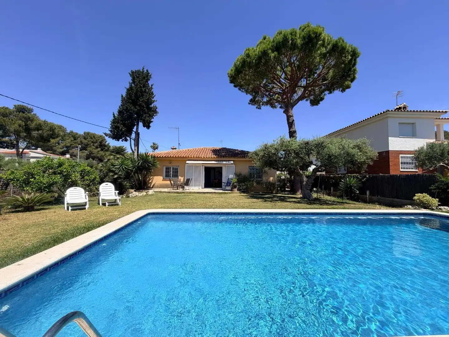 Piscina de Casa o xalet en venda en Cunit amb Calefacció, Jardí privat i Piscina