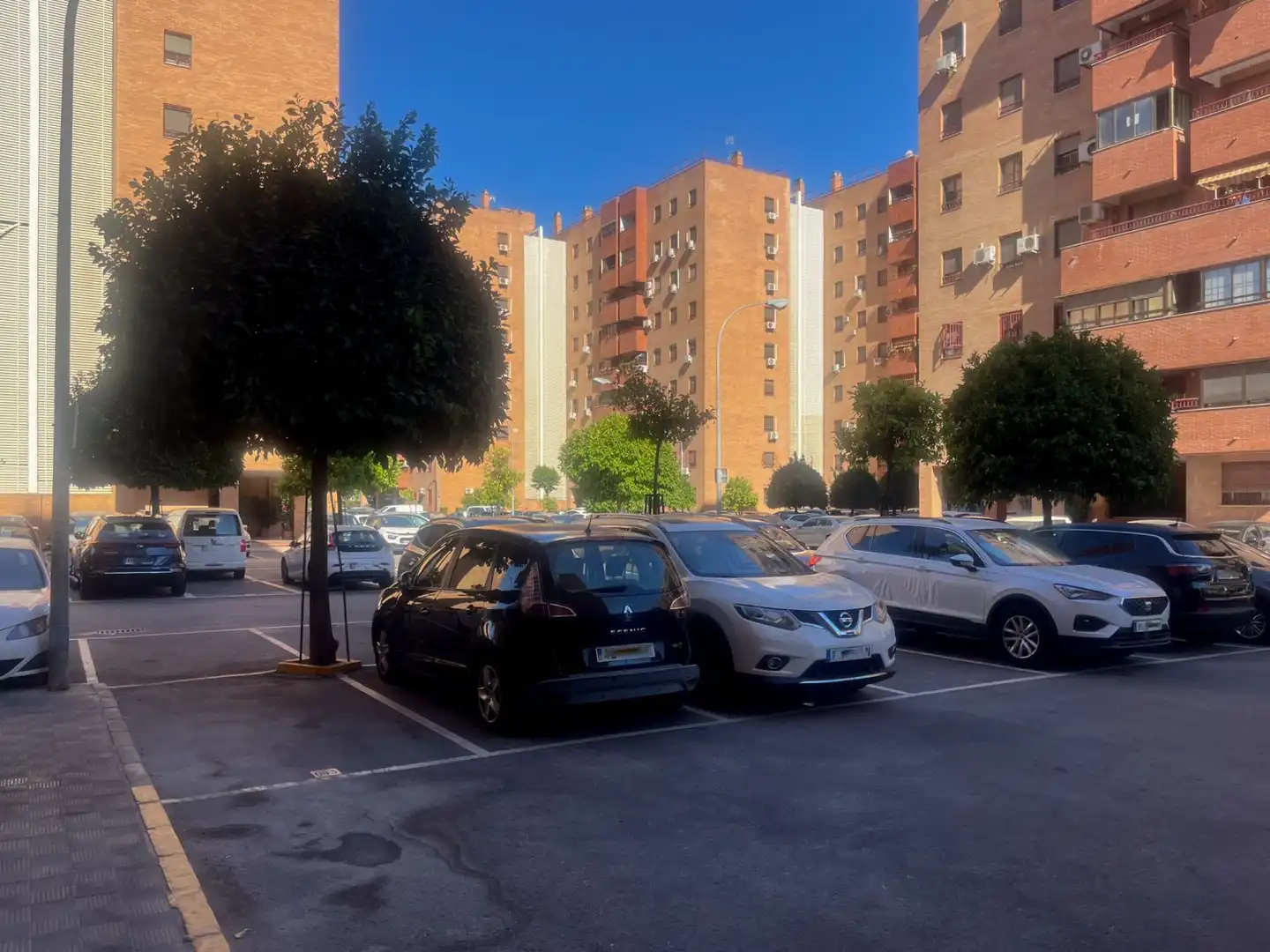 Parkplatz von Wohnung zur Miete in Sevilla mit Klimaanlage, Heizung und Terrasse
