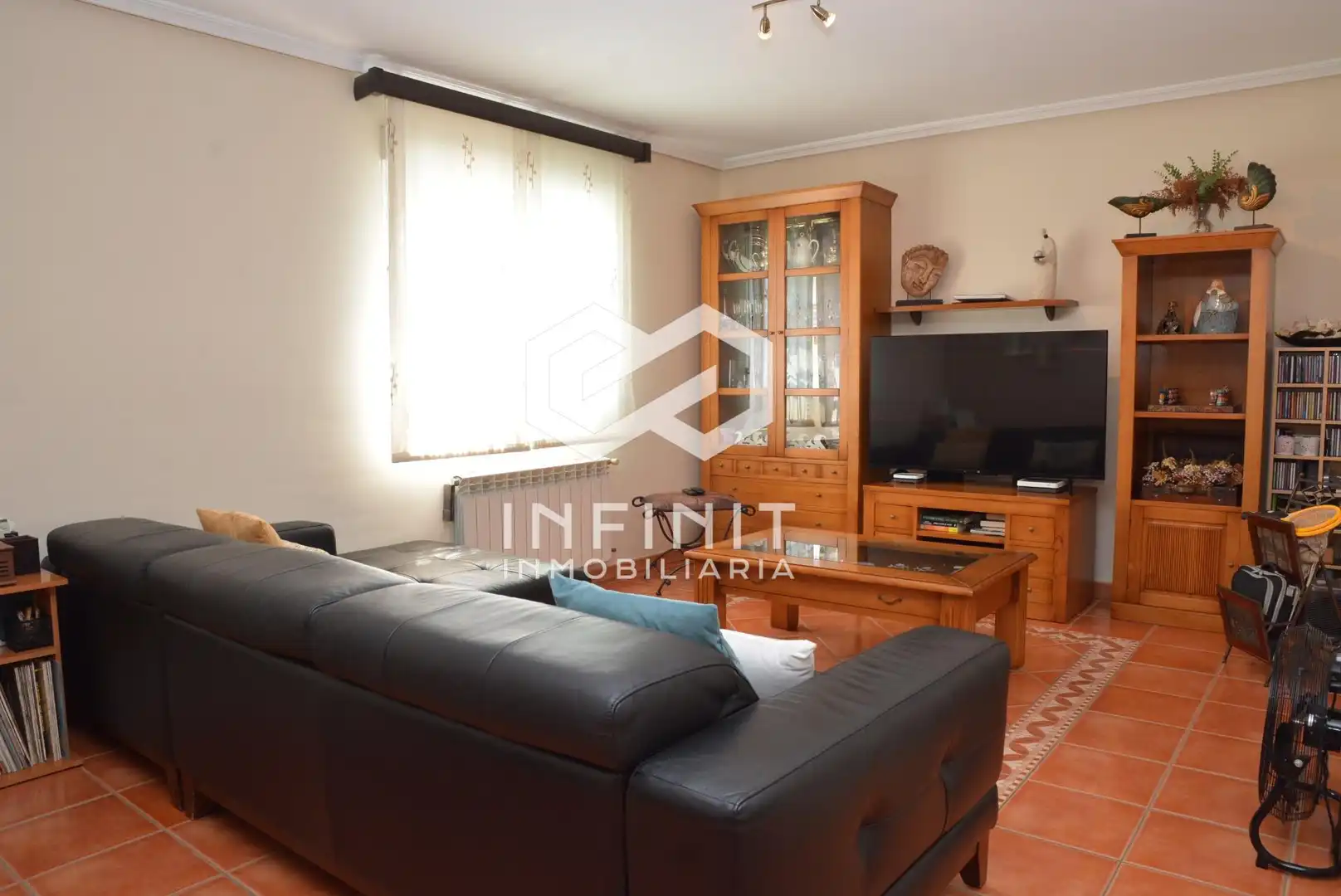 Sala d'estar de Casa adosada en venda en Torrejón del Rey amb Calefacció, Jardí privat i Terrassa