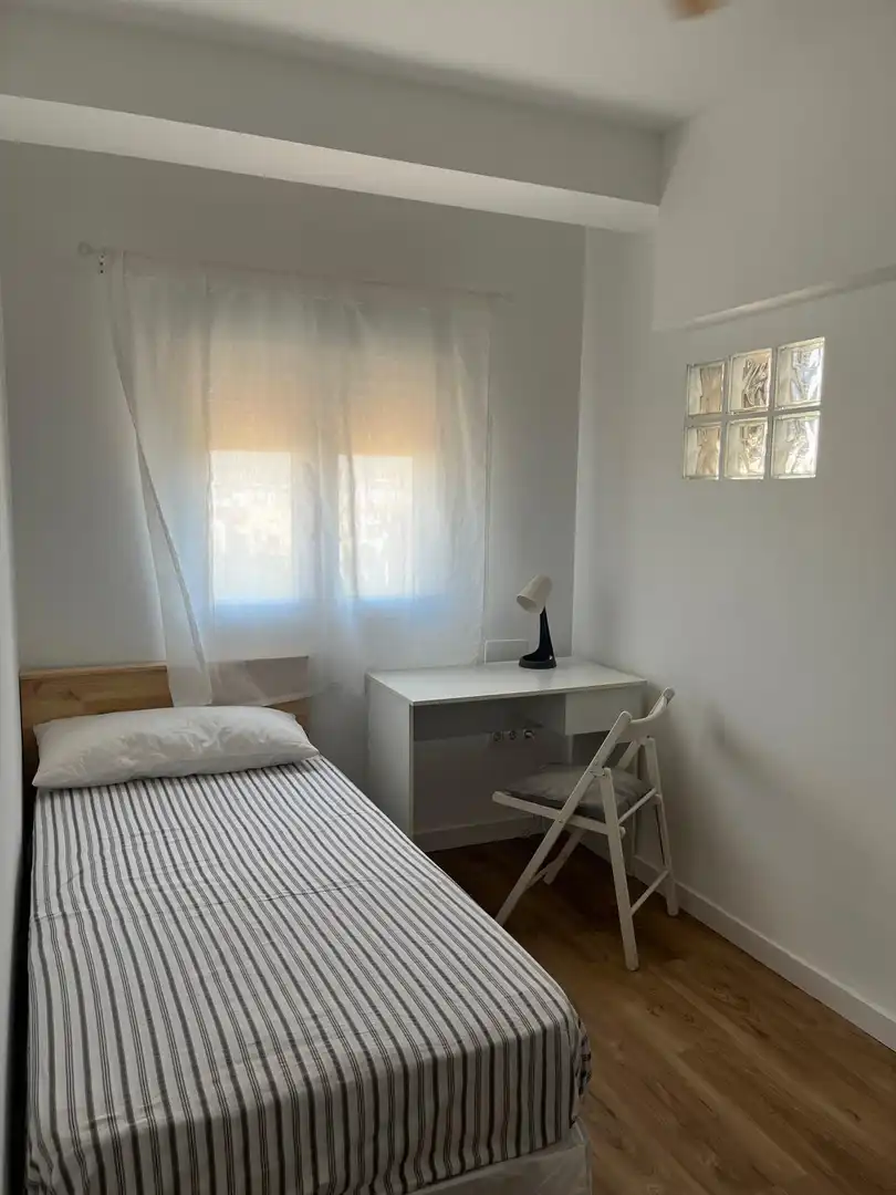 Dormitori de Pis de lloguer en Córdoba amb Parquet, Terrassa i Moblat