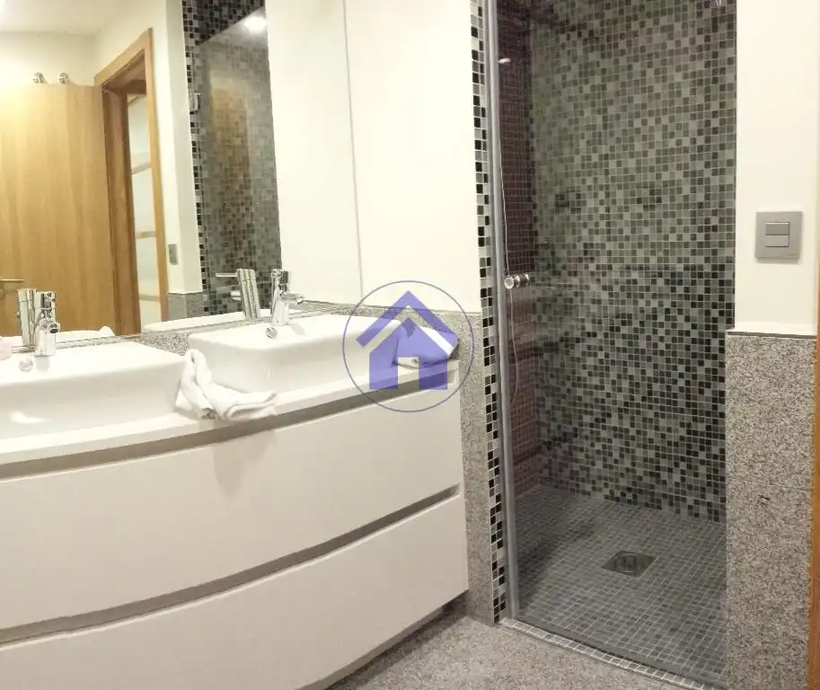 Badezimmer von Wohnungen zur Miete in Vigo  mit Heizung, Parkett und Abstellraum