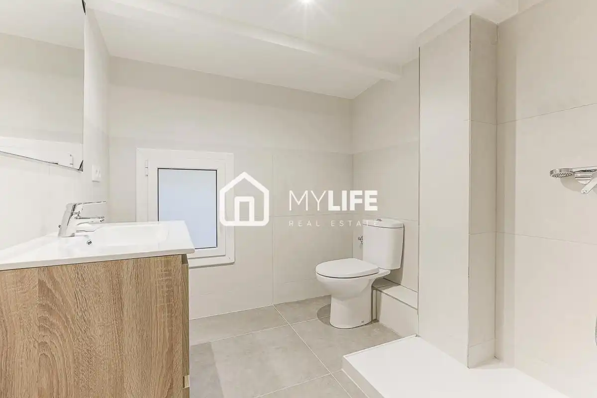Baño de Planta baja en venta en Barcelona con Aire acondicionado y Parquet