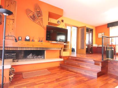 Sala d'estar de Casa adosada en venda en Olesa de Montserrat amb Aire condicionat, Calefacció i Jardí privat