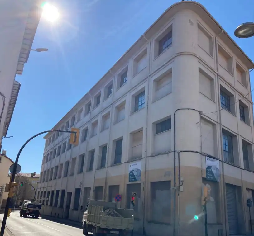 Außenansicht von Fabrikhallen zum Verkauf in Olot