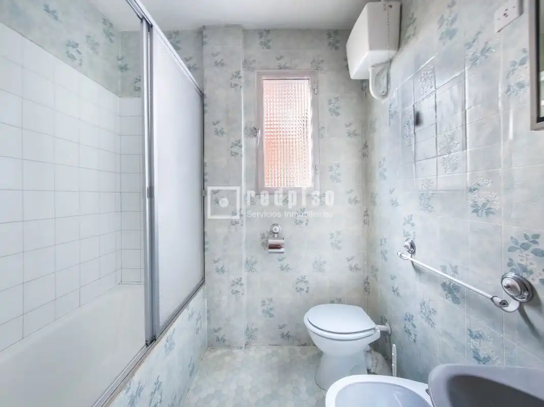 Baño de Piso en venta en Madrid con Calefacción y Jardín privado