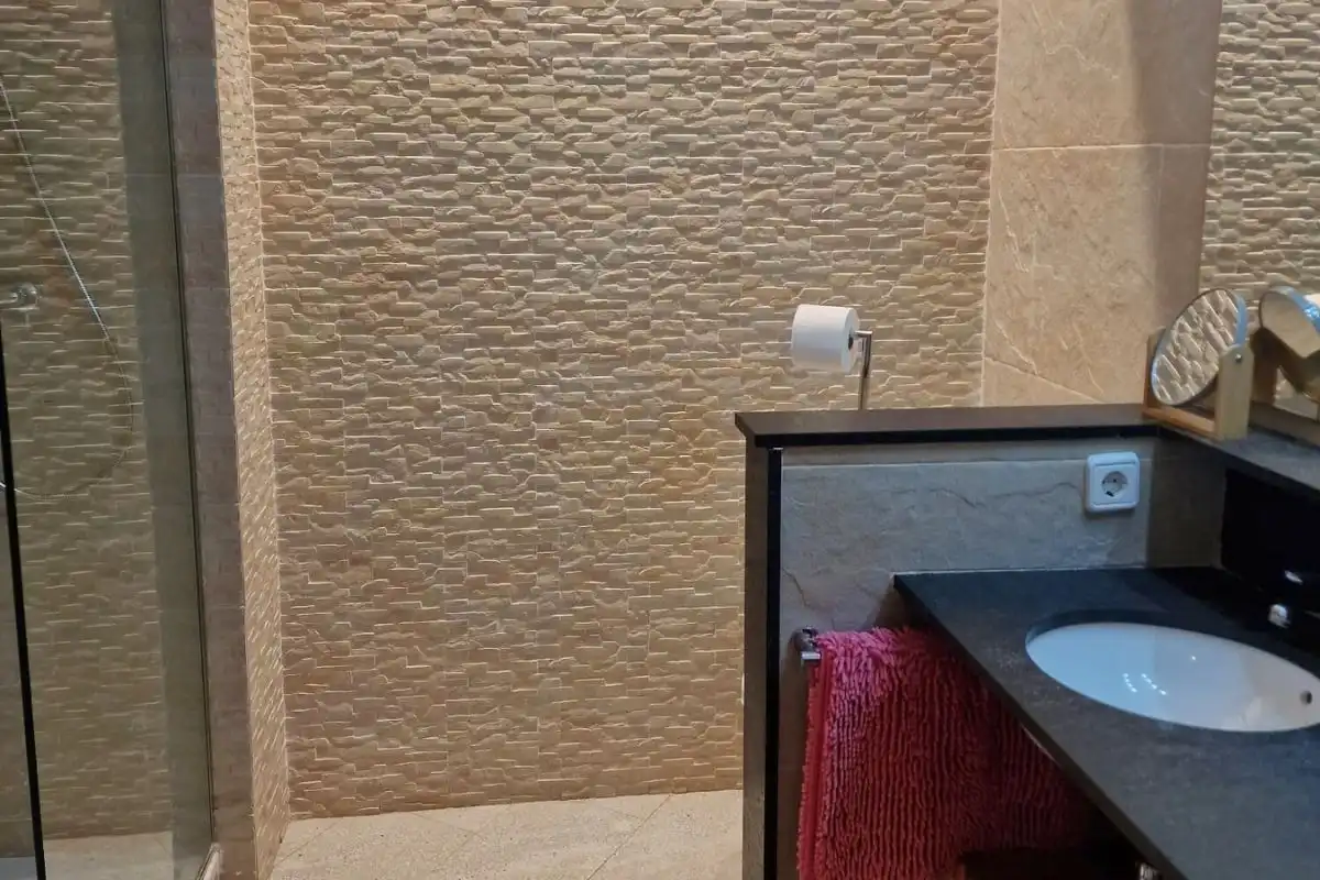 Baño de Apartamento de alquiler en Girona con Aire acondicionado, Calefacción y Terraza