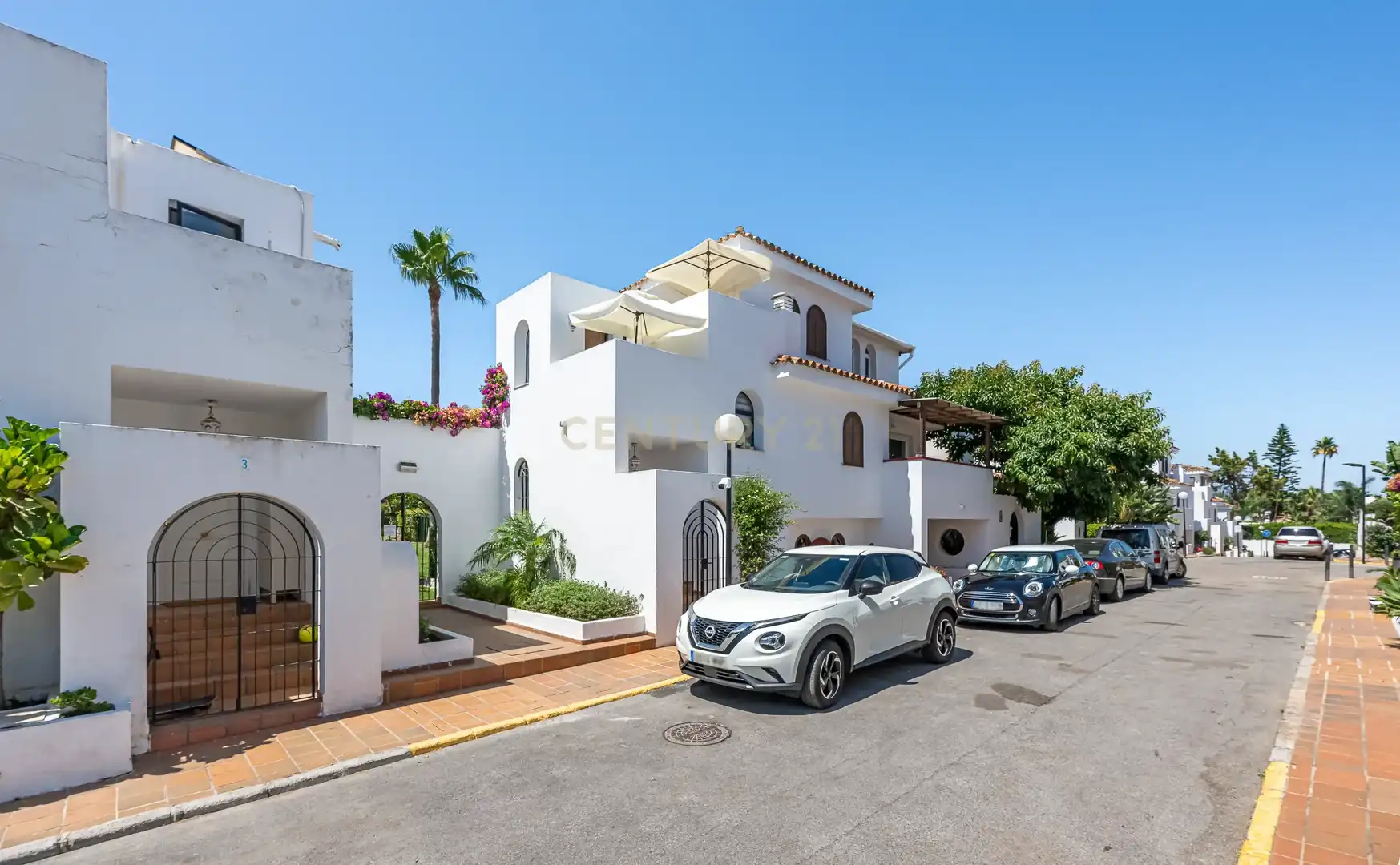 Vista exterior de Casa adosada en venda en Estepona amb Jardí privat, Forn i Rentadora