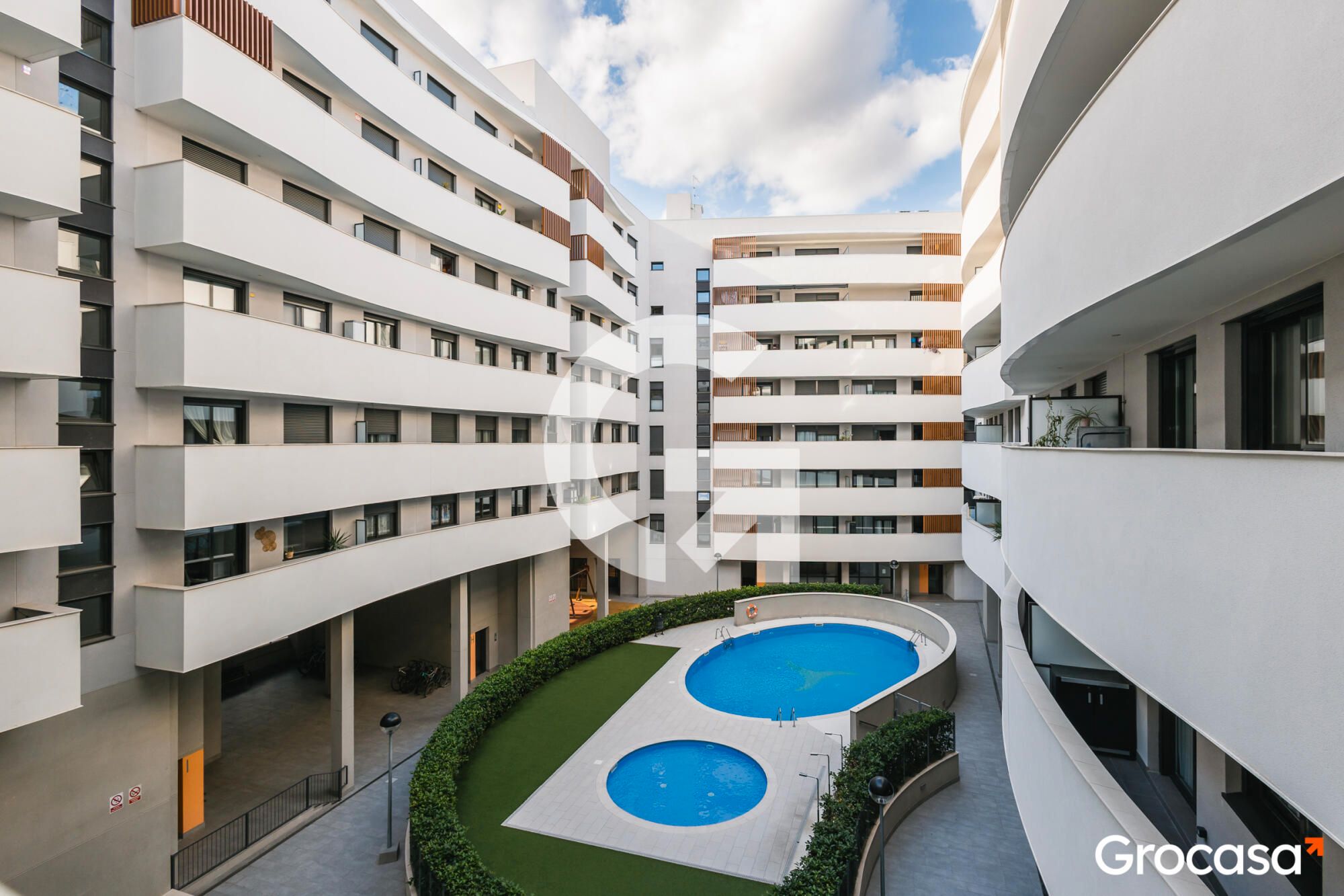 Exterior view of Flat for sale in L'Hospitalet de Llobregat  with Air Conditioner, Heating and Private garden