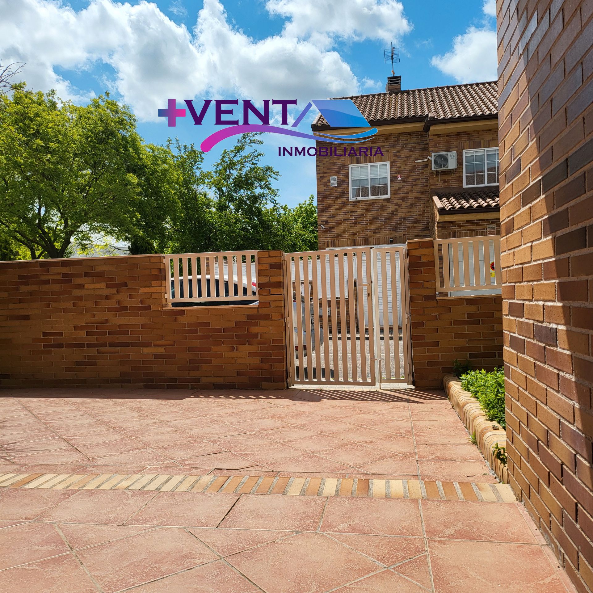 Vista exterior de Casa o xalet en venda en Seseña amb Aire condicionat, Calefacció i Forn
