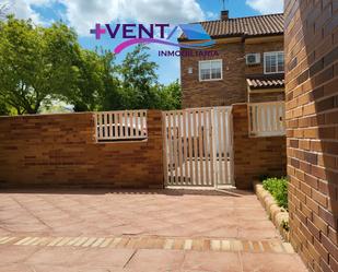 Vista exterior de Casa o xalet en venda en Seseña amb Aire condicionat, Calefacció i Forn