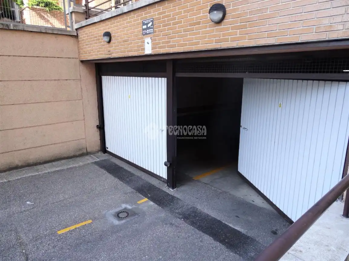 Aparcament de Pis de lloguer en Valladolid amb Aire condicionat, Calefacció i Piscina comunitària