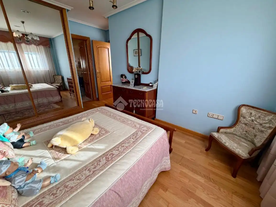 Dormitori de Casa adosada en venda en León Capital  amb Aire condicionat, Calefacció i Terrassa