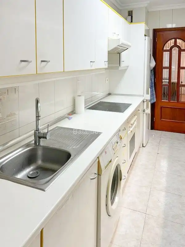 Cuina de Pis en venda en Vigo  amb Calefacció, Parquet i Terrassa