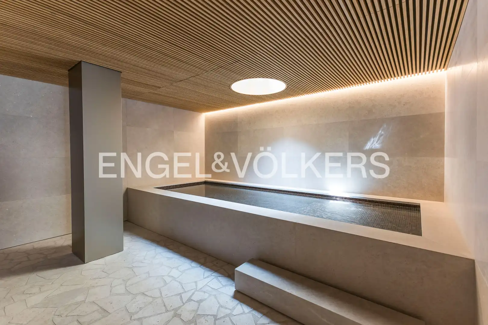 Schwimmbecken von Wohnung zum Verkauf in Madrid mit Klimaanlage, Heizung und Privatgarten