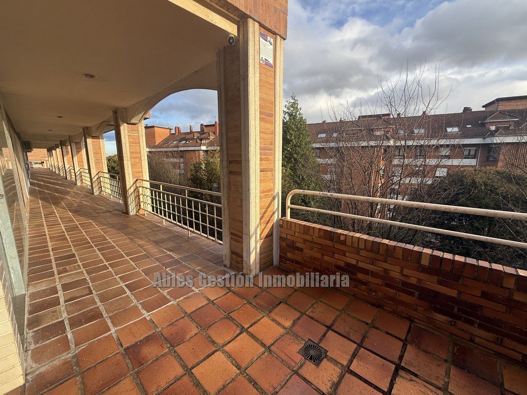 Vista exterior de Local de lloguer en Oviedo 