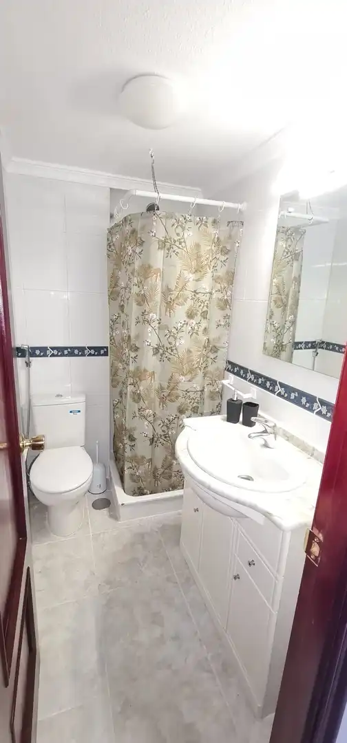 Baño de Apartamento de alquiler en Arona con Amueblado y Piscina comunitaria