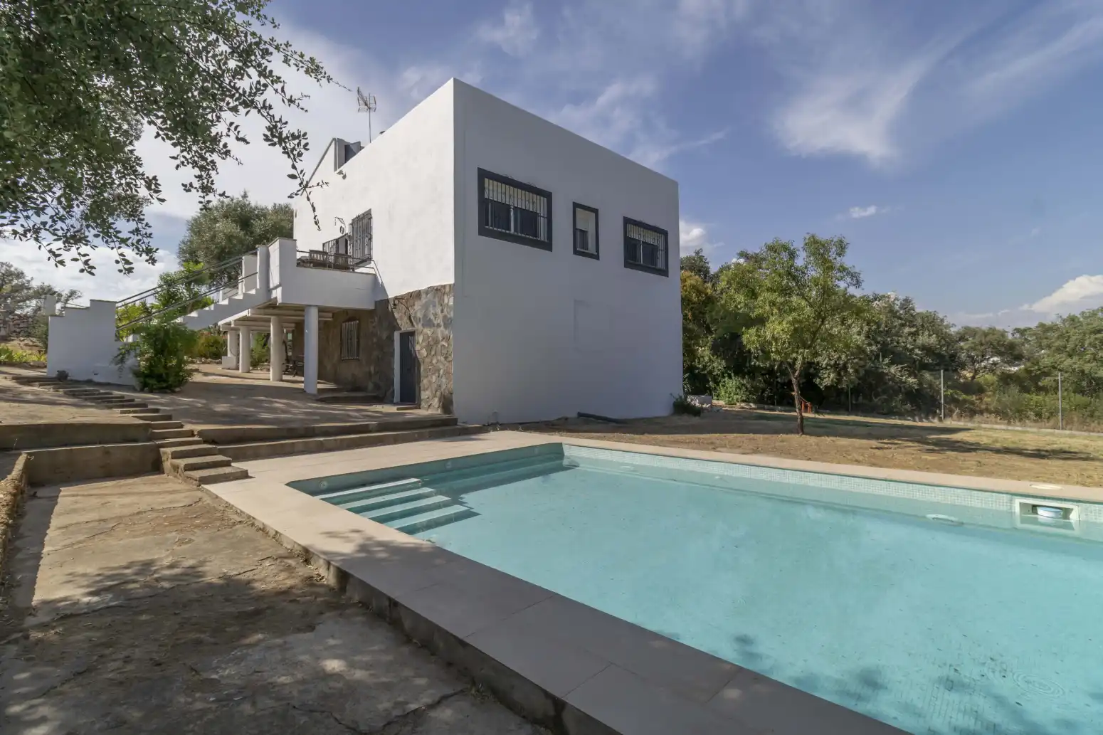 Vista exterior de Casa o chalet en venta en Guillena con Jardín privado, Terraza y Piscina
