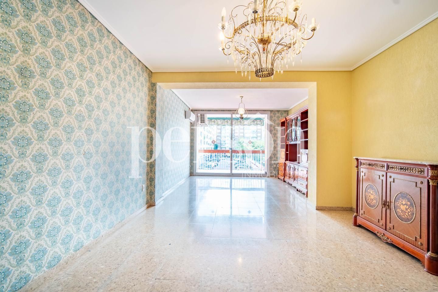 Flat for sale in  Valencia Capital  with Air Conditioner and Terrace