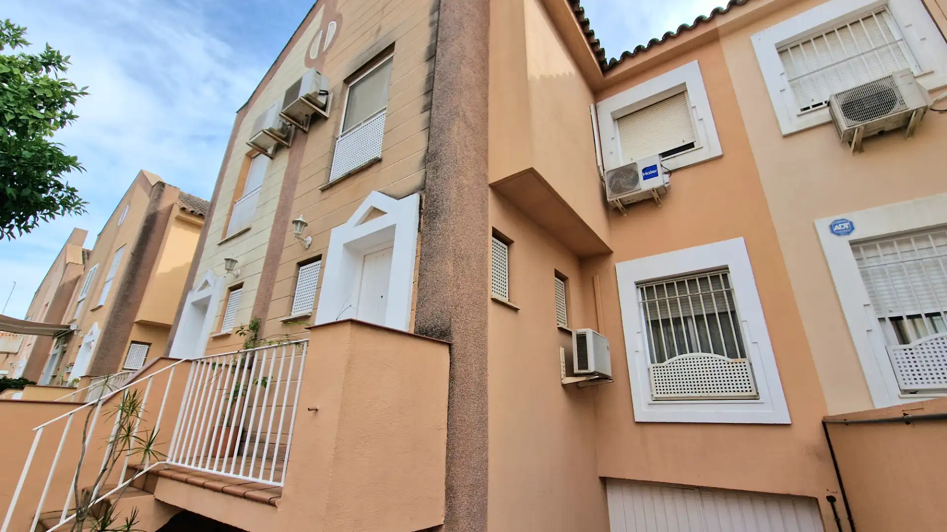 Vista exterior de Casa adosada en venta en Mairena del Aljarafe con Aire acondicionado