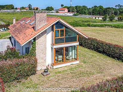 Außenansicht von Haus oder Chalet zum verkauf in Carballo mit Heizung, Privatgarten und Abstellraum