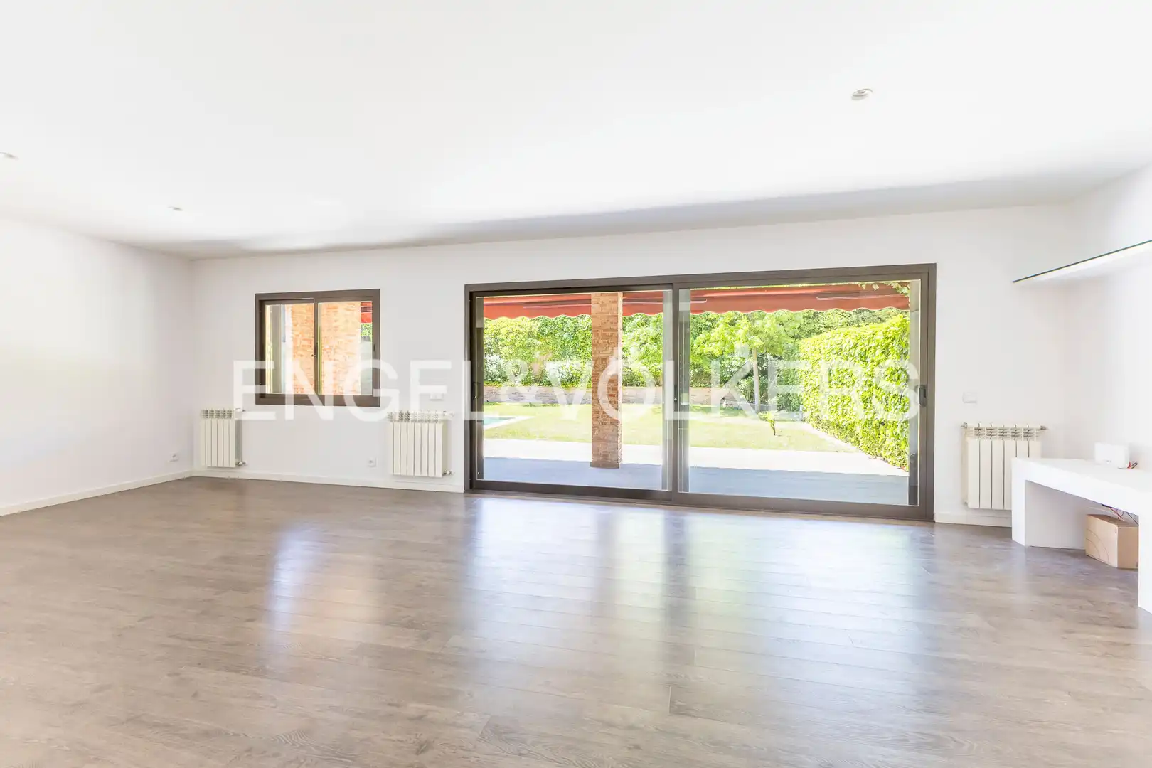 Wohnzimmer von Einfamilien-Reihenhaus zum Verkauf in Villanueva del Pardillo mit Klimaanlage, Heizung und Privatgarten